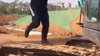Beredar video seorang pria sedang berlari di atas roda excavator. Ia sepertinya menggunakan alat berat tersebut sebagai pengganti treadmill untuk latihan kardio. (Foto: Instagram/bikinrameaja)