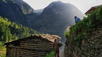 Adalah Desa Bara Bangal yang berada di ketinggian 4.800 mdpl dan dikelilingi pegunungan salju. Desa yang disebut paling terisolasi di dunia (Sankar Sridhar/CNN Travel)