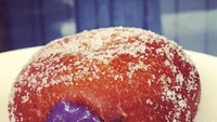 Yang ini semua pasti suka. Donat dengan isian krim ube yang manis creamy. Donat bikinan @pigpartsandbeer ini paling enak dimakan hangat.Foto: Istimewa