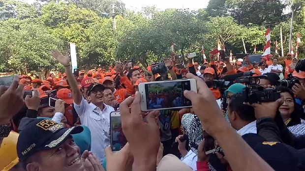  Sandiaga ikut bernyayi lagu Terajana bersama petugas PPSU.