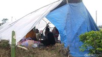 Saat ini, ada 378 warga Desa Malasari terpaksa menempati tenda-tenda darurat yang dibangun oleh pihak TNI dan Polri.
