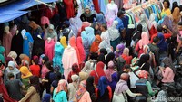 Bahkan sama sekali tak ada ruang untuk pejalan kaki melintas. Ari Saputra/detikcom.