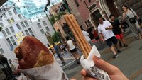 Saat pergi ke Universal Studios Singapura, Boy William mencicip churros dan juga turkey leg yang enak. Foto: Instagram @boywilliam17