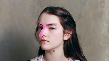 Alat cetakan alis, bikin alis simetris. (Foto: evijalaivina)