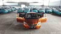 Di sebuah garasi taksi GR yang bercat hijau muda, ia membuat mobil bermuka dua ini.