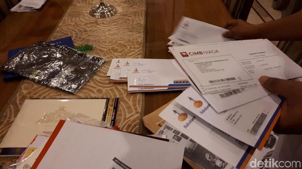  Penyidik Bareskrim Polri menggeledah rumah buronan kasus dugaan korupsi kondensat, Honggo Wendratno, Rabu (24/1/2018)