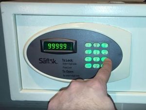 Tips Pakai Brankas Hotel: Coba Tinggalkan 1 Sepatu di Dalamnya