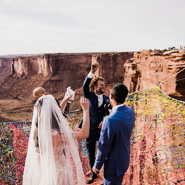 Kimberly dan Ryan keduanya memang menyukai berpetualang. Mereka pun bekerja sama dengan The Hearnes Adventure Photography untuk mengabadikan foto di momen spesialnya itu. Foto: Instagram @_kimw_