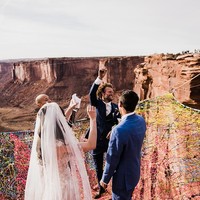 Kimberly dan Ryan keduanya memang menyukai berpetualang. Mereka pun bekerja sama dengan The Hearnes Adventure Photography untuk mengabadikan foto di momen spesialnya itu. Foto: Instagram @_kimw_