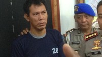Foto: AKN akhirnya ditunjukkan polisi dalam jumpa pers setelah ditangkap anggota Reskrim Polsek Pasar Rebo pada Desember 2017 lalu. Dia mengenakan baju tahanan warna biru. Fotografer: Ibnu Hariyanto/detikcom