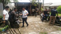 Penggerebekan dilakukan terkait peredaran narkoba. Sejumlah narkoba disita petugas dari lokasi.