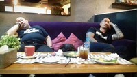 Kalau pose yang satu ini tampaknya karena lelah dan kekenyangan. Bersama Indro Warkop, Tora asyik tidur di sofa. Sementara di depannya ada piring dengan sisa makanan dan minuman. Foto: Instagram @t_orasudi_ro