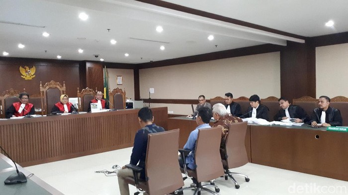 Fahmi Darmawansyah mengaku pernah ditagih fee atau komisi oleh Ali Fahmi dan Fahmi Habsyi terkait proyek satellite monitoring Bakamla.