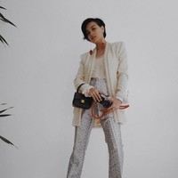 Eva Celia menyempurnakan penampilan klasiknya dengan tas Chanel vintage berukuran mini. Foto: Instagram