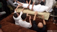 Sys dikebumikan pada sore hari. Pool/Noel/detikFoto.