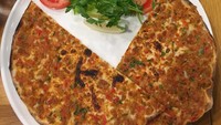 Lahmacun ini berupa roti tipis garing dengan topping daging cincang. Mirip dengan pizza pada umumnya. Namun Lahmacun tidak disajikan dengan saus tomat atau saus sambal (Kurnia/detikTravel)