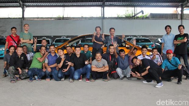 Roni (berdiri tengah) bersama karyawan GR Taksi dan kru detikcom 