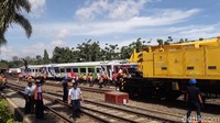 Satu lokomotif ini membawa sepuluh gerbong. Gerbong yang alami anjlok yaitu gerbong dua, tiga dan gerbong empat. Gerbong yang lain tidak masalah, ujar Joni.