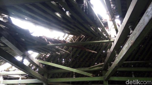 Kondisi kerusakan atap bangunan di Keraton Surakarta. 