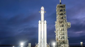 Falcon Heavy terdiri dari dua bagian, yaitu mesin pendorong di bagian bawah dan pengangkut muatan di bagian atas. Foto: Dok. Instagram Elon Musk