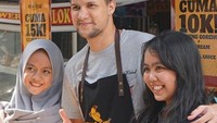 Stuart berdagang pisang goreng kekinian bukan karena digandeng dengan pihak lain seperti artis kebanyakan. Ia berbisnis sendiri dengan rekannya. Keren kan. Foto: Instagram/capunggoreng