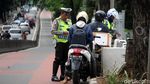 Foto: Hindari Polisi, Pemotor Terjepit Bus TransJ