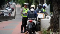 Polisi melakukan razia di jalur busway.
