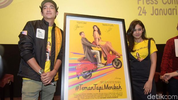 Adipati Dolken dan Vannesa saat menghadiri acara konferensi pers peluncuran teaser trailer film #Teman Tapi Menikah di XXI Epicentrum, Kuningan, Jakarta Selatan.