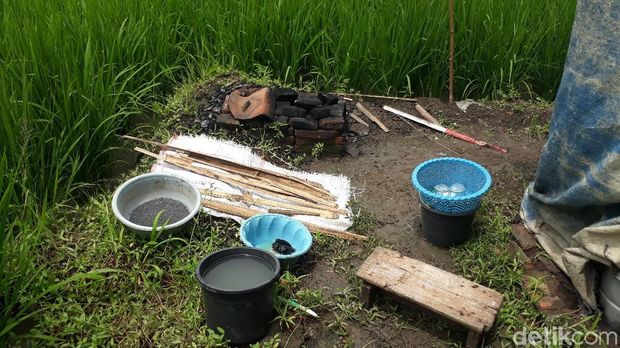 Bagian luar gubuk tempat tinggal Nenek Fatonah di Brebes. 
