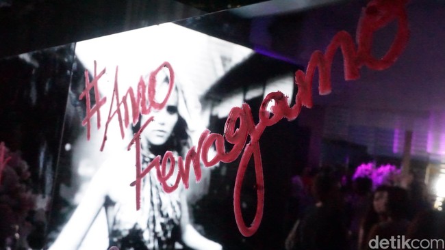 Malam itu, juga diperkenalkan model dan aktris Suki Waterhouse sebagai wajah dari Amo Ferragamo. Foto: Daniel/Wolipop