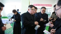 Kegiatan Kim Jong Un mengunjungi pabrik obat didokumentasikan oleh media Korut KCNA. Namun tak diungkapkan kapan foto tersebut diambil (Foto: Dok. KCNA via Reuters)