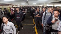 Ribuan pengunjung antre dan memadati Indonesia Career Expo di Balai Kartini, Jakarta.
