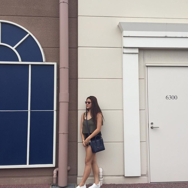 Gaya kasual Isabelle lainnya yang mengenakan sneakers putih dari Gucci Ace yang bernilai Rp 8,2 juta. Foto: Instagram