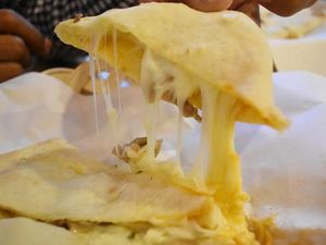 Malam Ini Enaknya Ngemil Pizza Berlumur Keju di 5 Tempat Ini