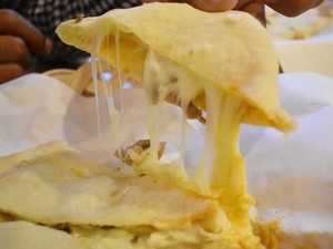 Malam Ini Enaknya Ngemil Pizza Berlumur Keju di 5 Tempat Ini