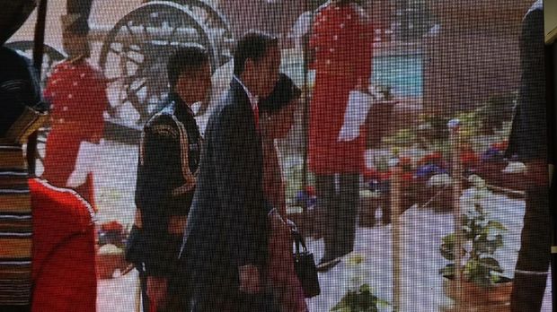  Begitu turun dari mobil, Jokowi terlihat langsung menggandeng tangan Iriana. Mereka menaiki tangga masuk ke Istana Kepresidenan India, Rasthrapati Bhavan.  