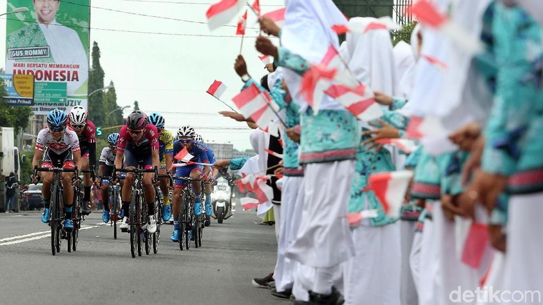 Etape pertama Tour de Indonesia 2018 digelar dengan mengambil start di Candi Prambanan dan finish di Kantor Bupati Ngawi. Warga terlihat antusias menyaksikan balapan tersebut.