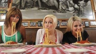 Sluurp! Begini Gaya 7 Selebriti Hollywood Saat Melahap Mie