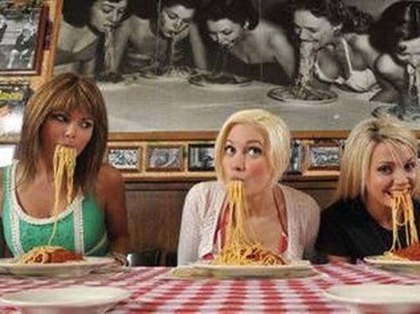 Sluurp! Begini Gaya 7 Selebriti Hollywood Saat Melahap Mie