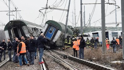 Penampakan Kereta yang Tergelincir di Pinggiran Milan