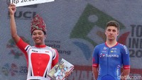 Projo Waseso (kiri) mempersembahkan predikat runner-up etape pertama Tour de Indonesia 2018.