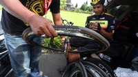 Menyiapkan ban sepeda.