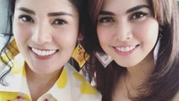 Nindy bersama dengan salah satu temannya juga memakai anting Chiki Balls dan juga Sasa. Menurut Anda bagaimana? (Foto: smiilii.mii)