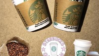 Segelas Starbucks hangat bisa jadi pilihan. Mirip banget kan? (Foto: smiilii.mii)