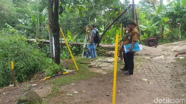 Petugas Mulai Kerjakan Pengganti Jembatan 'Mengerikan' di Jagakarsa