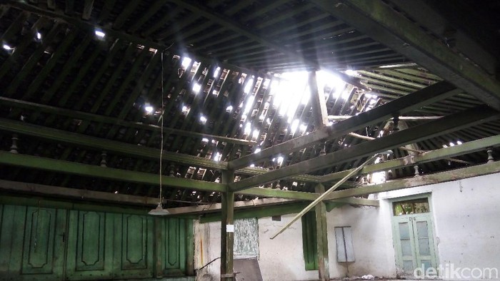 Setelah Tembok, Kini Atap Bangunan di Keraton Surakarta Ambrol