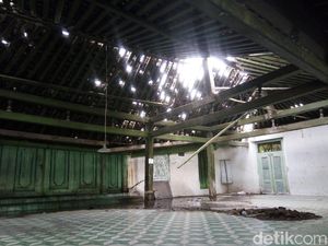 Setelah Tembok, Kini Atap Bangunan di Keraton Surakarta Ambrol