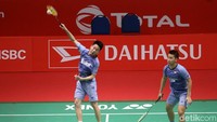 Kevin Sanjaya Sukamuljo melakukan smash.