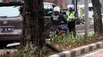 Foto: Hindari Polisi, Pemotor Terjepit Bus TransJ