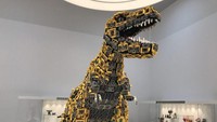 Patung dinosaurus yang juga terbuat dari lego ini memiliki detail yang cukup nyata seperti bola mata, gigi yang runcing, serta kuku dan tangannya. Istimewa/Atlas Obscura.